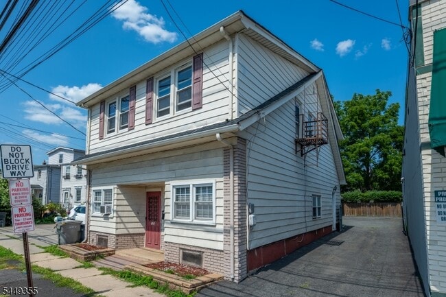 Building Photo - 106 Broughton Ave