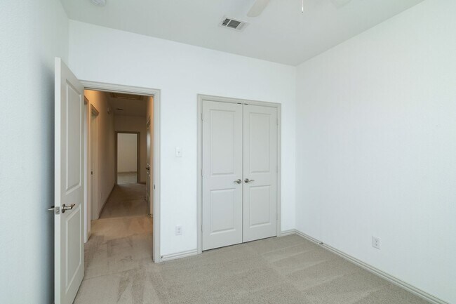 Building Photo - Beautiful 3 Bedroom Luxury Townhome, MCKIN...