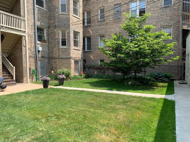 Building Photo - 1055 W North Shore Ave