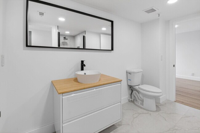 Building Photo - 14475 Strathmore Ln