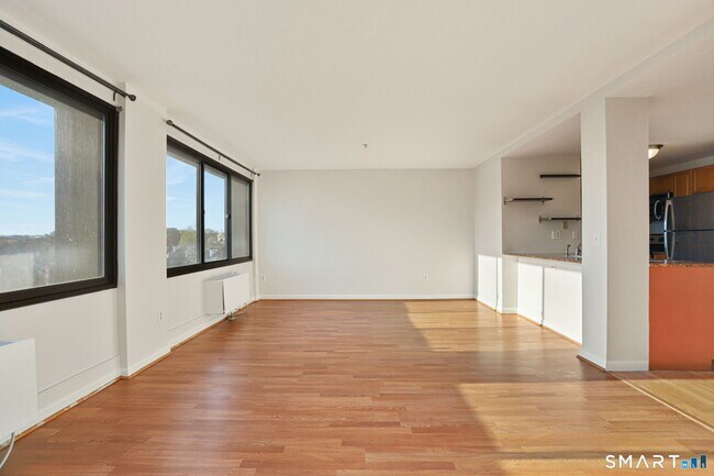 Building Photo - 300 Broad St