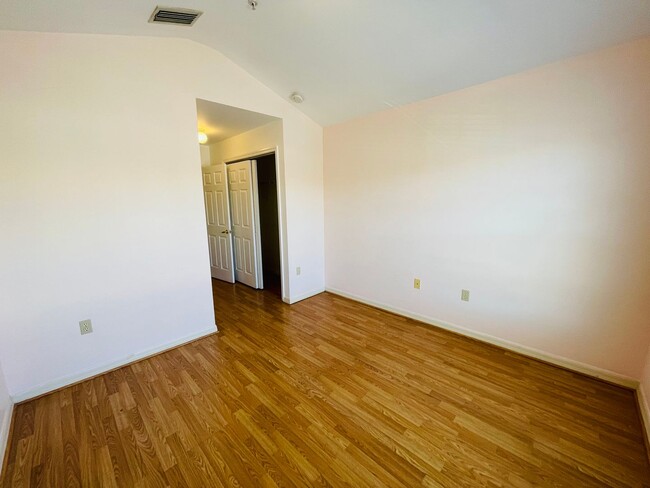 Building Photo - Family-Friendly Townhome Close to Beaches ...