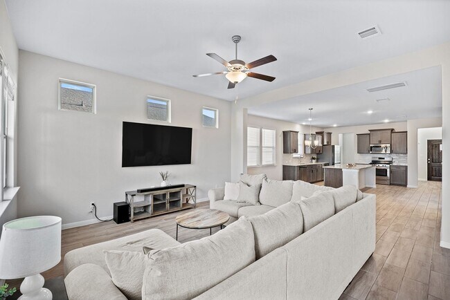 Building Photo - Amazing 5 Bedroom Home - Georgetown