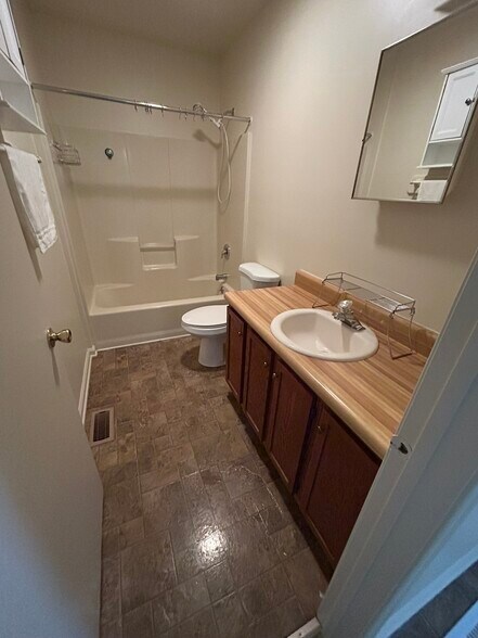 Bathroom - 25 Hall St