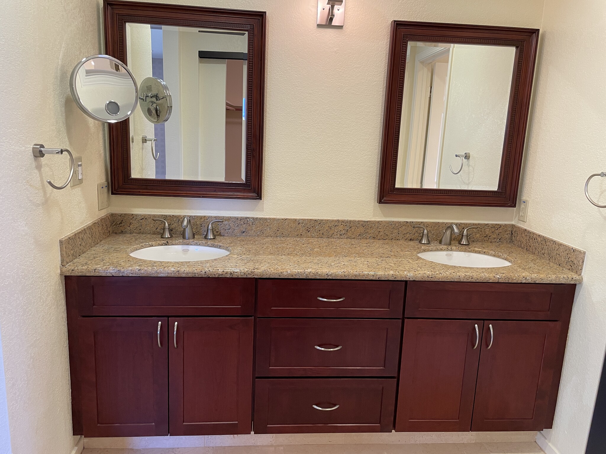 Building Photo - 2118 Pinehurst Ct