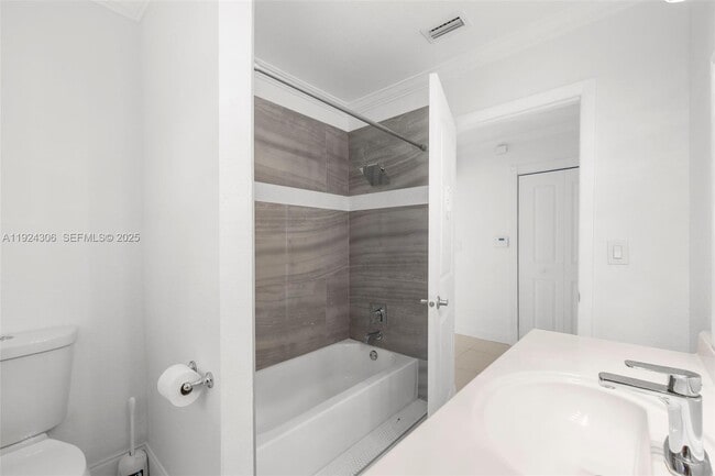 Building Photo - 1627 Moffett St