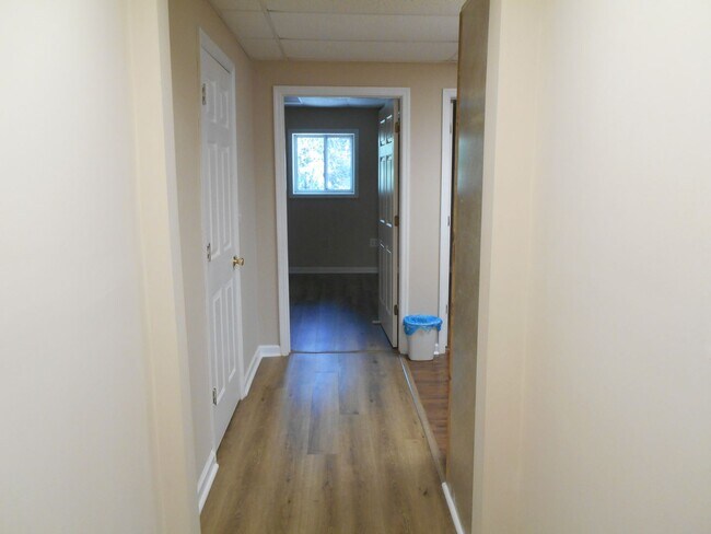 Building Photo - Second floor 1 bedroom, 1 bath suite in great location