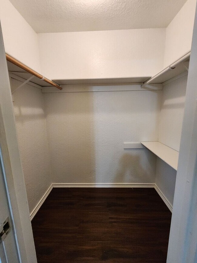 Building Photo - Roomy 3 Bedroom Duplex In South Fort Worth