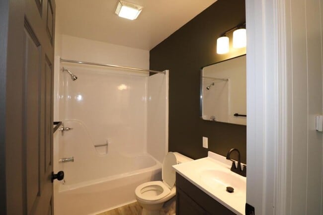 Building Photo - 118 Fairway Ave