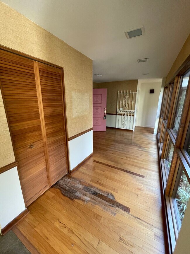 Building Photo - Mid-Century Modern Oasis on 5+ Acres – Pri...