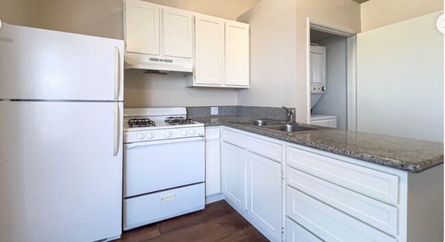 Building Photo - Spacious 1-Bed Apartments in Gated Tujunga Community