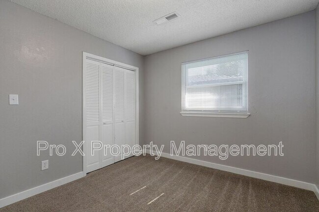 Building Photo - 1050 W Elm St