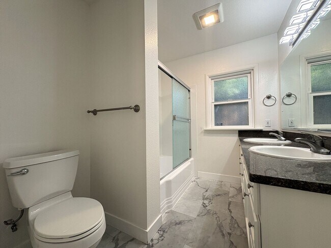 Building Photo - Charming 2 Bedroom, 2 Bathroom Home in Redwood City
