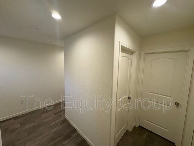 Building Photo - 1946 E School Ave