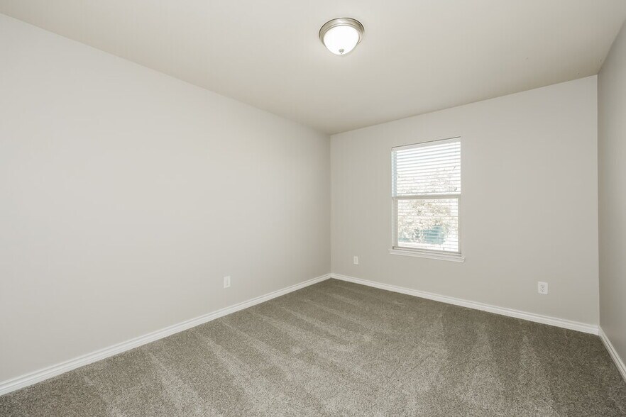 Building Photo - 1204 Boxwood Dr