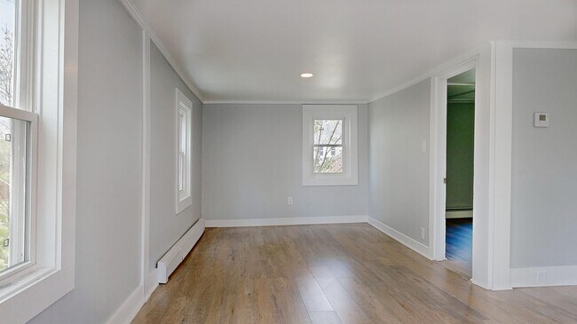 Building Photo - 10 Riverbank Ct