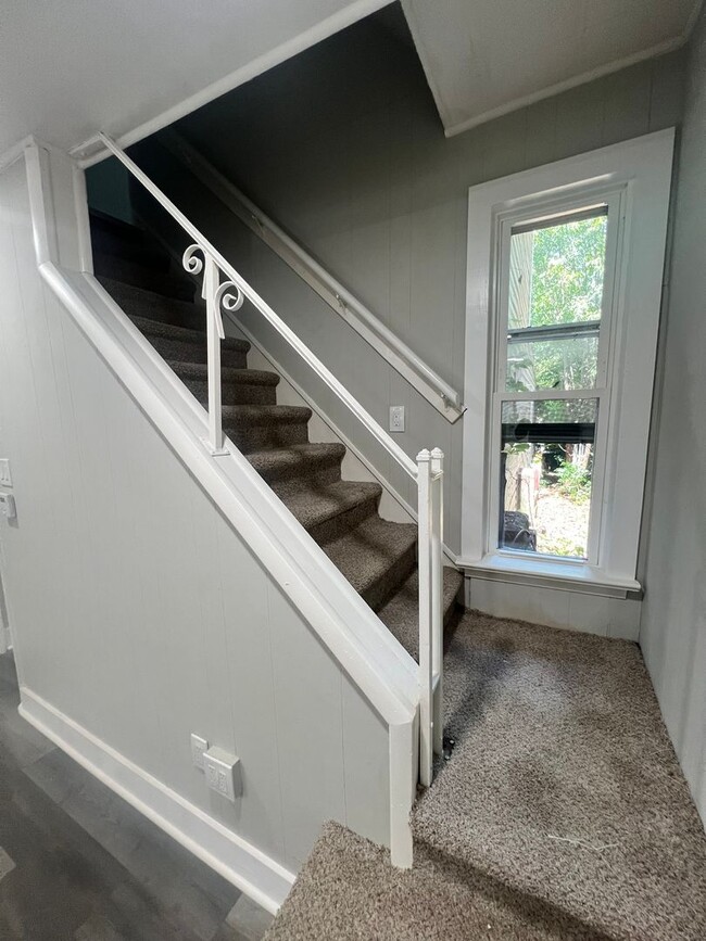 Building Photo - Beautiful, remodeled house nice close to e...