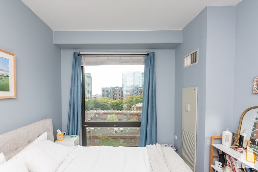 Building Photo - 1 E 8th St