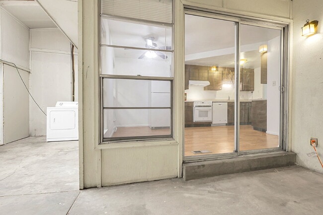 Building Photo - $1,995.00, 3 bed, 1.5 bath, located in Aur...
