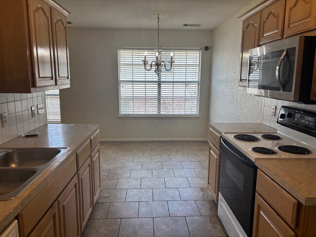 Building Photo - Two Bedroom 2 Full bath 11sqft Duplex for ...