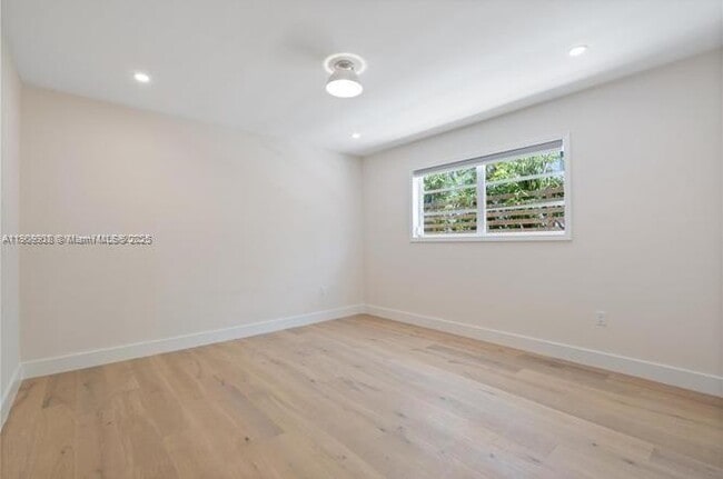 Building Photo - 1033 W 47th St