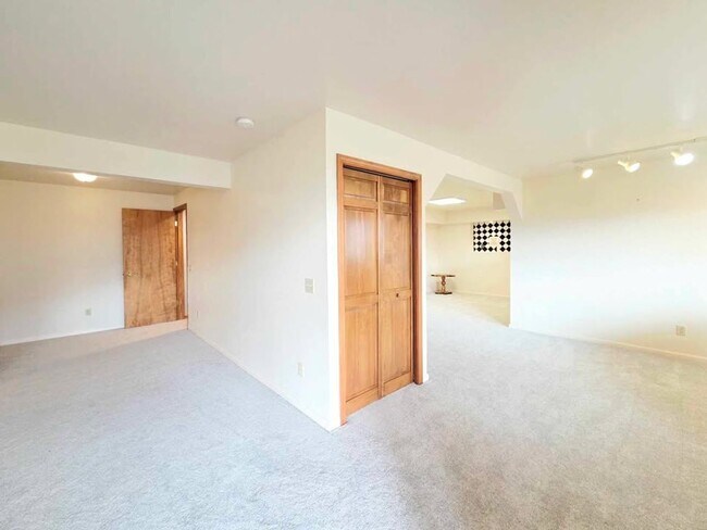 Building Photo - Gorgeous 4 Bed, 3 Bath Home w/ STUNNING RI...