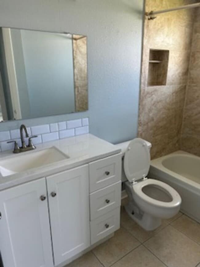 Building Photo - Beautiful 3 bedroom, 2 bath pool home in a lovely community.