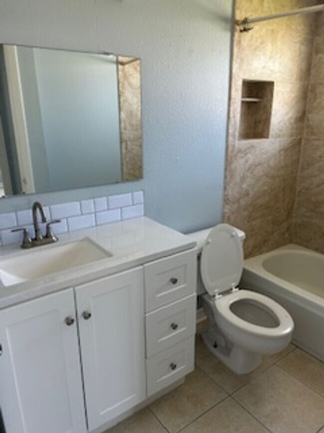 Building Photo - Beautiful 3 bedroom, 2 bath pool home in a...