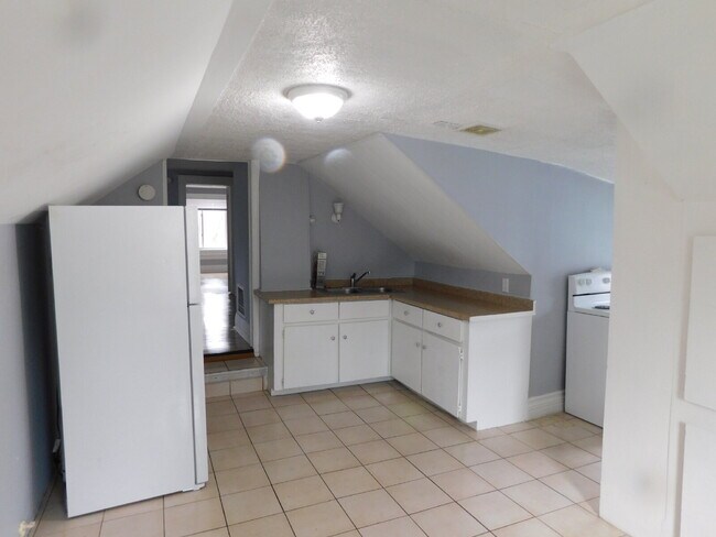 Building Photo - Private Entry Upper Level of Duplex