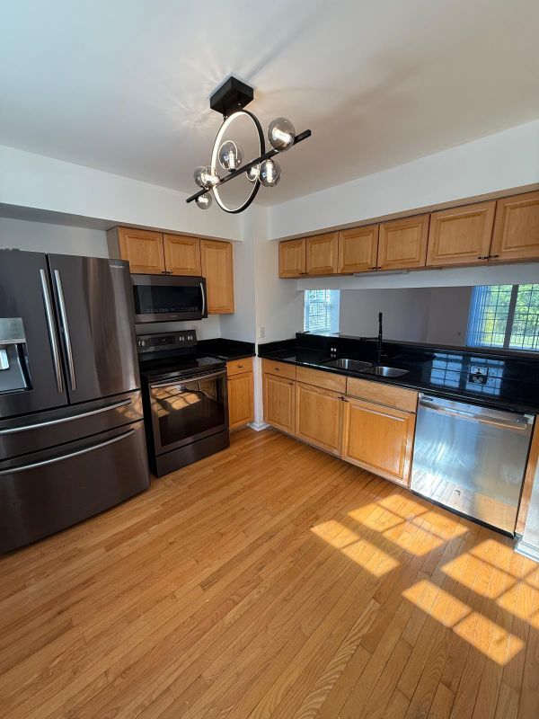 Building Photo - 1372 Village Dr