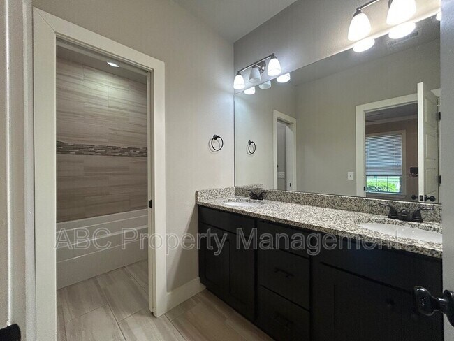 Building Photo - 3100 SW Warberry Ave