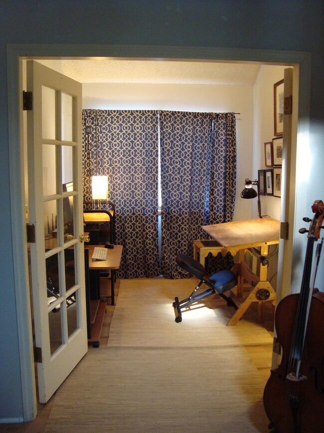 Building Photo - Top Floor FURNISHED 1 Bed/Office/Loft in P...