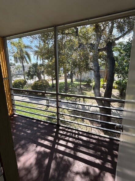 Building Photo - 305 E Ocean Ave