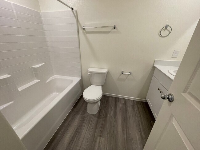 Building Photo - Beautiful Townhome In Henderson