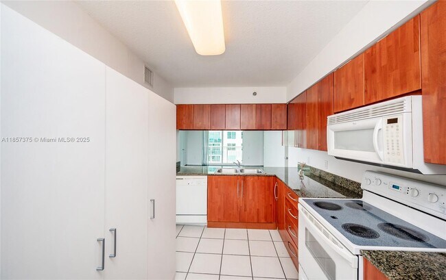 Building Photo - 1200 Brickell Bay Dr