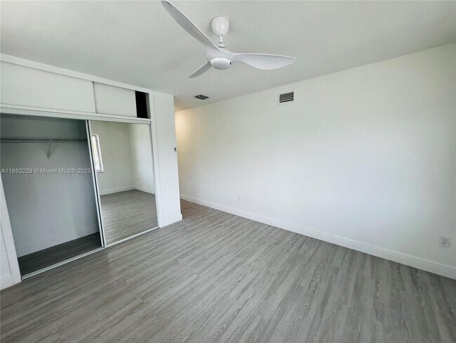 Building Photo - 2033 Calais Dr