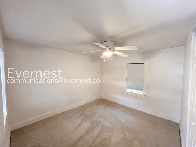 Building Photo - 3 Bed/1 Bath Home with Fenced Yard / Pet-Friendly / Available Soon!