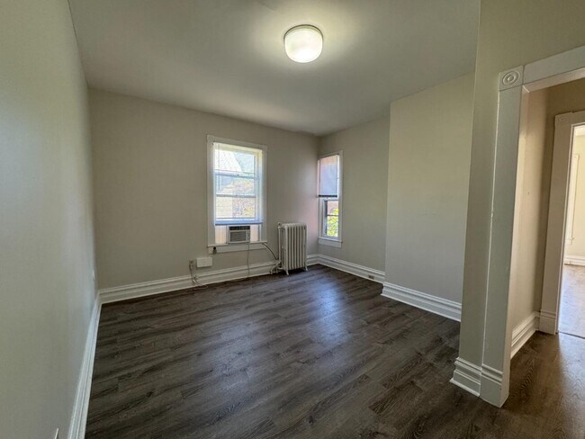 Building Photo - 301 W Beverley St