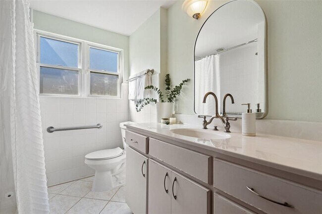 Building Photo - 2105 Columbia Cove