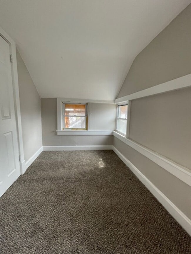 Building Photo - 3bd/1ba Home, Large Yard!! Half off 2nd Mo...