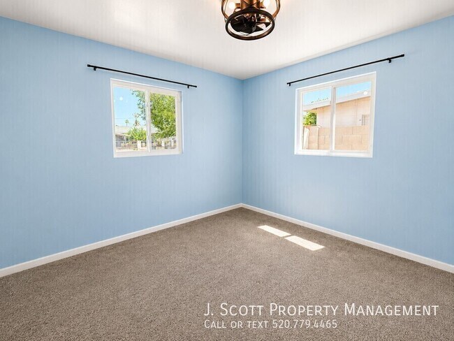 Building Photo - 2801 W Glenrosa Ave