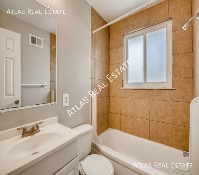 Building Photo - Beautiful 2 bedroom one bath apartment. Av...