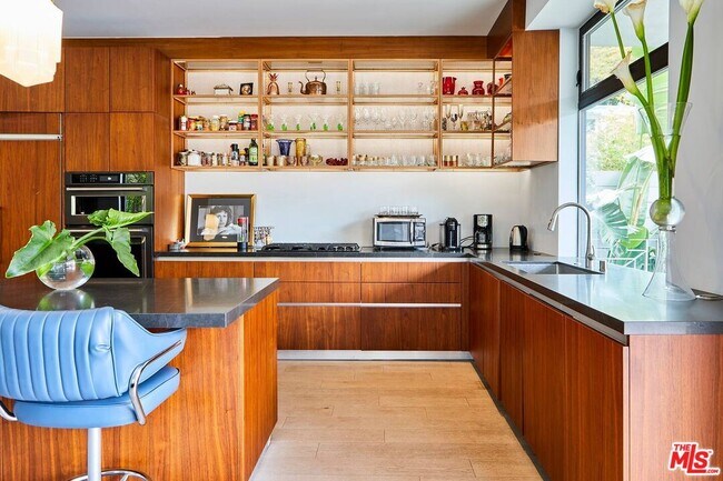 Building Photo - 1724 N Sierra Bonita Ave