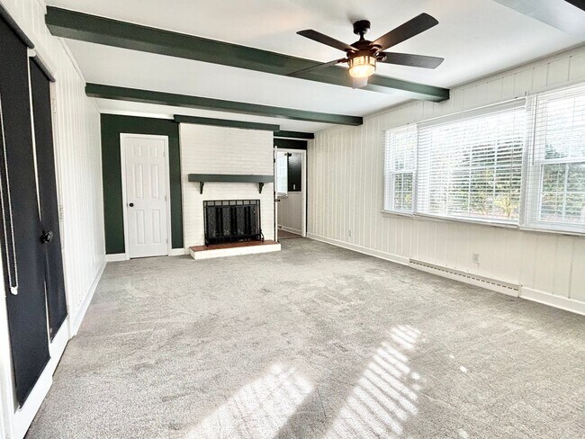 Building Photo - Spacious 3 Bedroom Convenient to Downtown High Point!