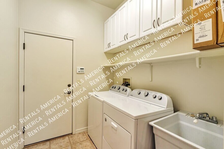 Building Photo - 13135 N Kenosha Bluff Dr