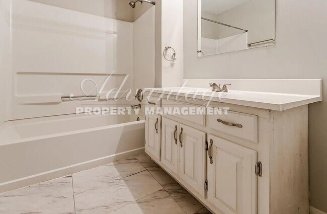 Building Photo - Gorgeous 3 bedroom 2 bathroom home in West...