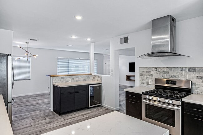 Building Photo - Now Leasing – Fully Updated Scottsdale Home!