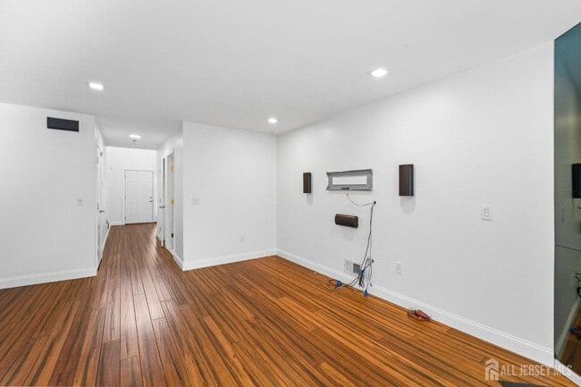 Building Photo - 13 Jill Ct