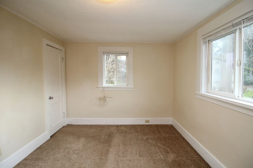 Building Photo - 7630 SE Woodstock Blvd