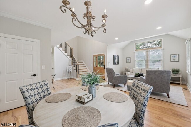 Building Photo - 5 Shores Rd